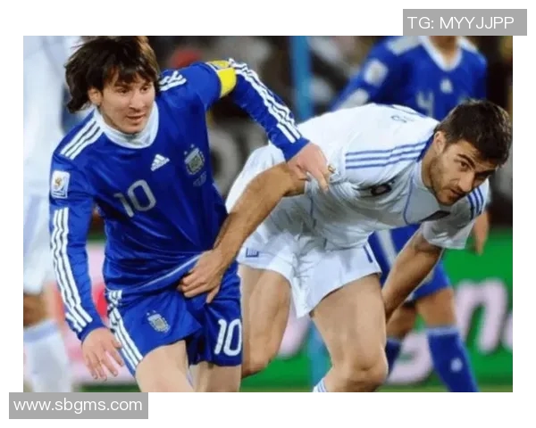 球星脚踩足球，激发全场热血，瞬间引爆比赛激情的精彩瞬间